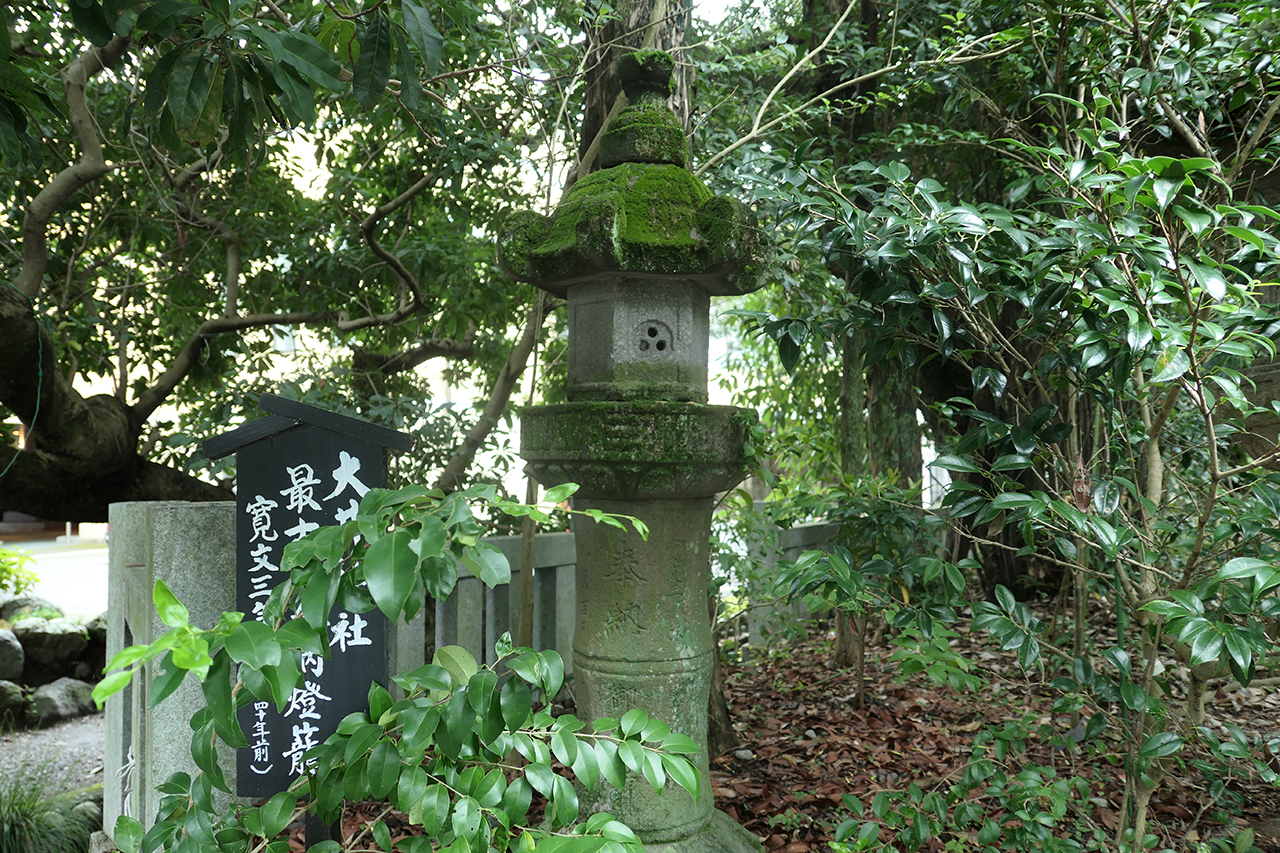 境内で最も古い燈籠