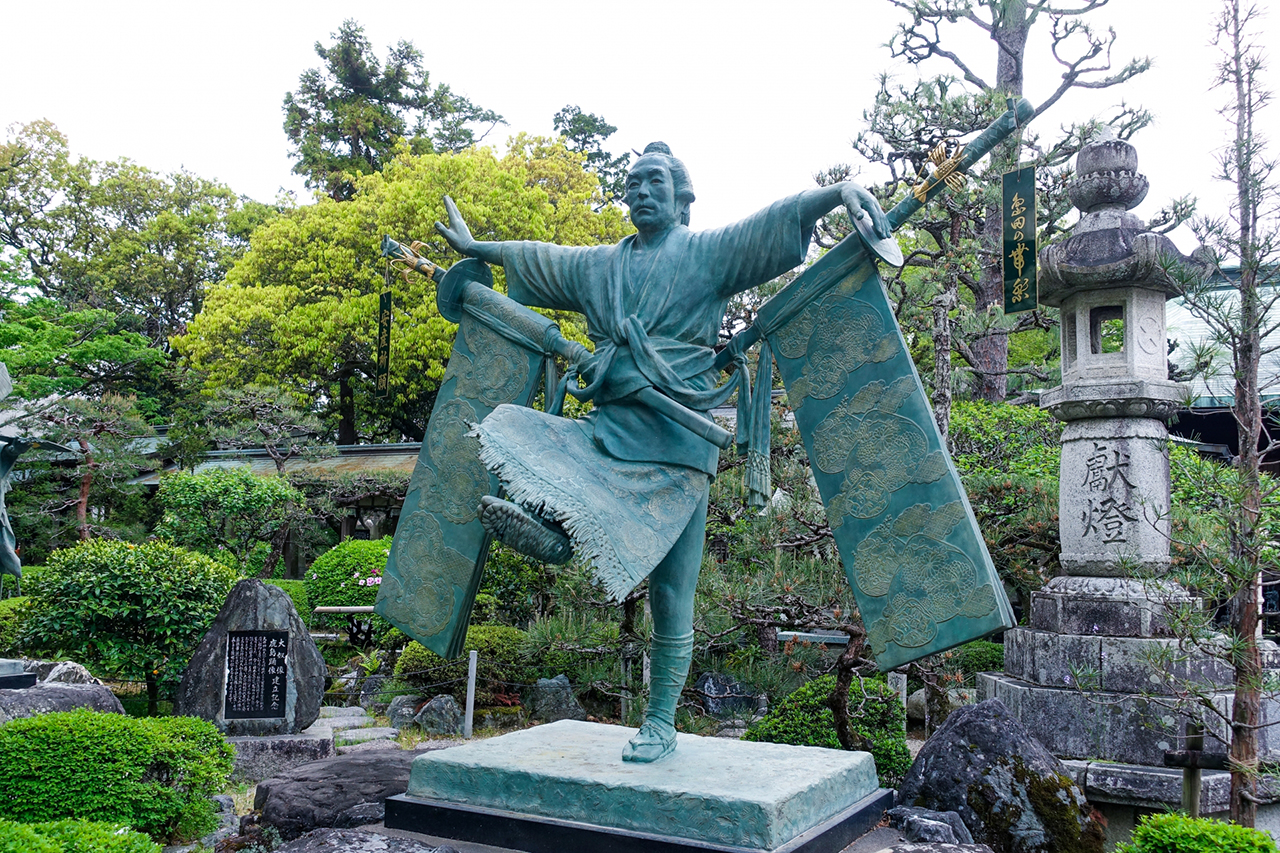 帯まつり大奴像