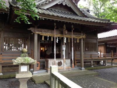 事任八幡宮 拝殿と大銀杏