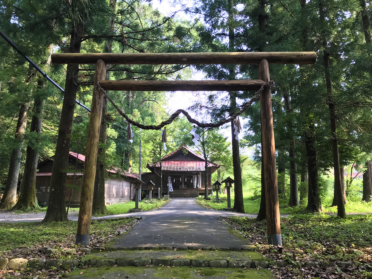 六所神社 鳥居と社殿