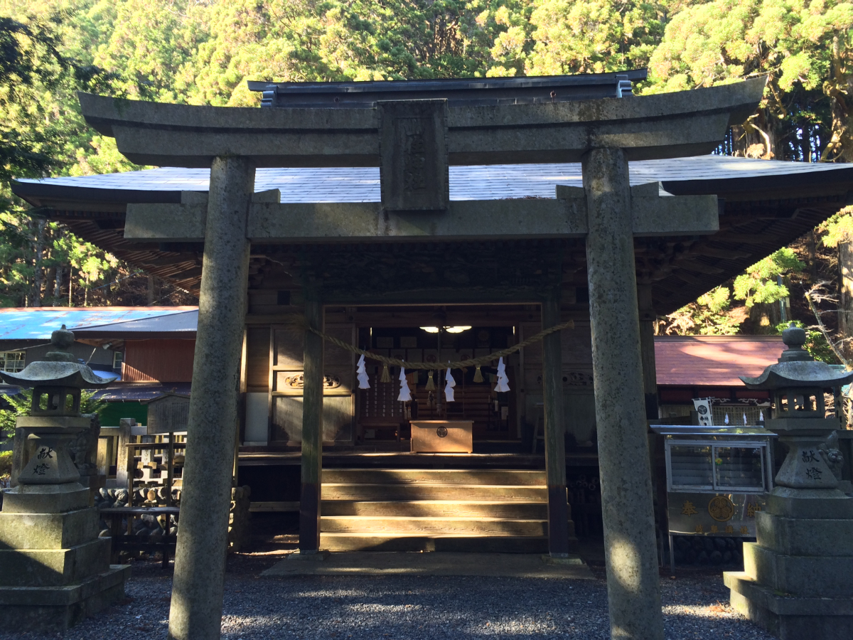 鳥居と拝殿