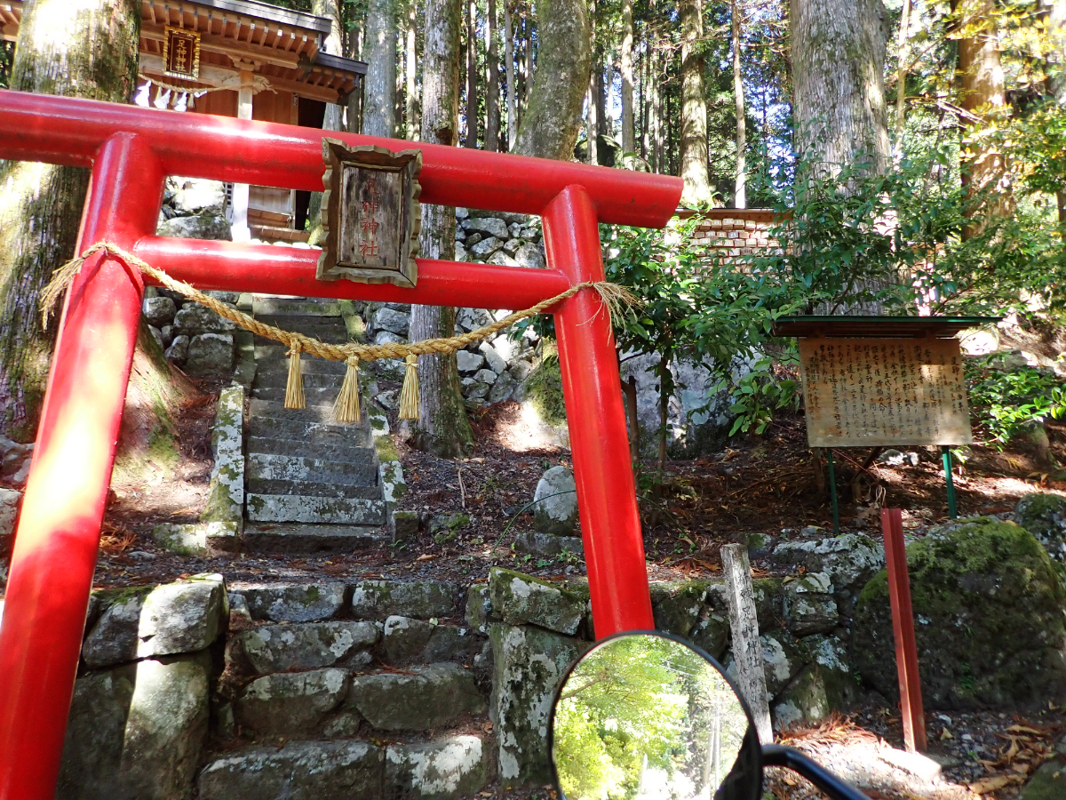 鳥居と拝殿