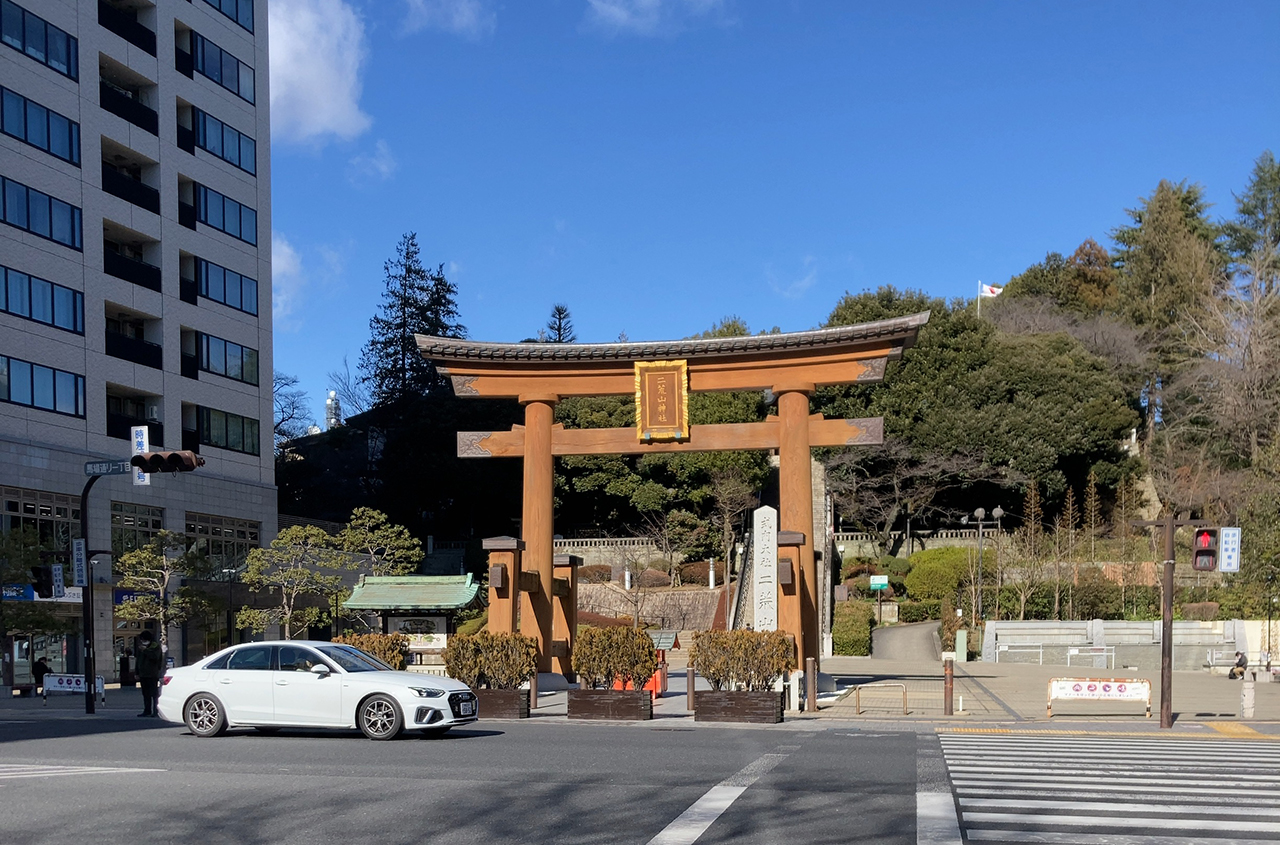 宇都宮二荒山神社 通りからみえる大鳥居