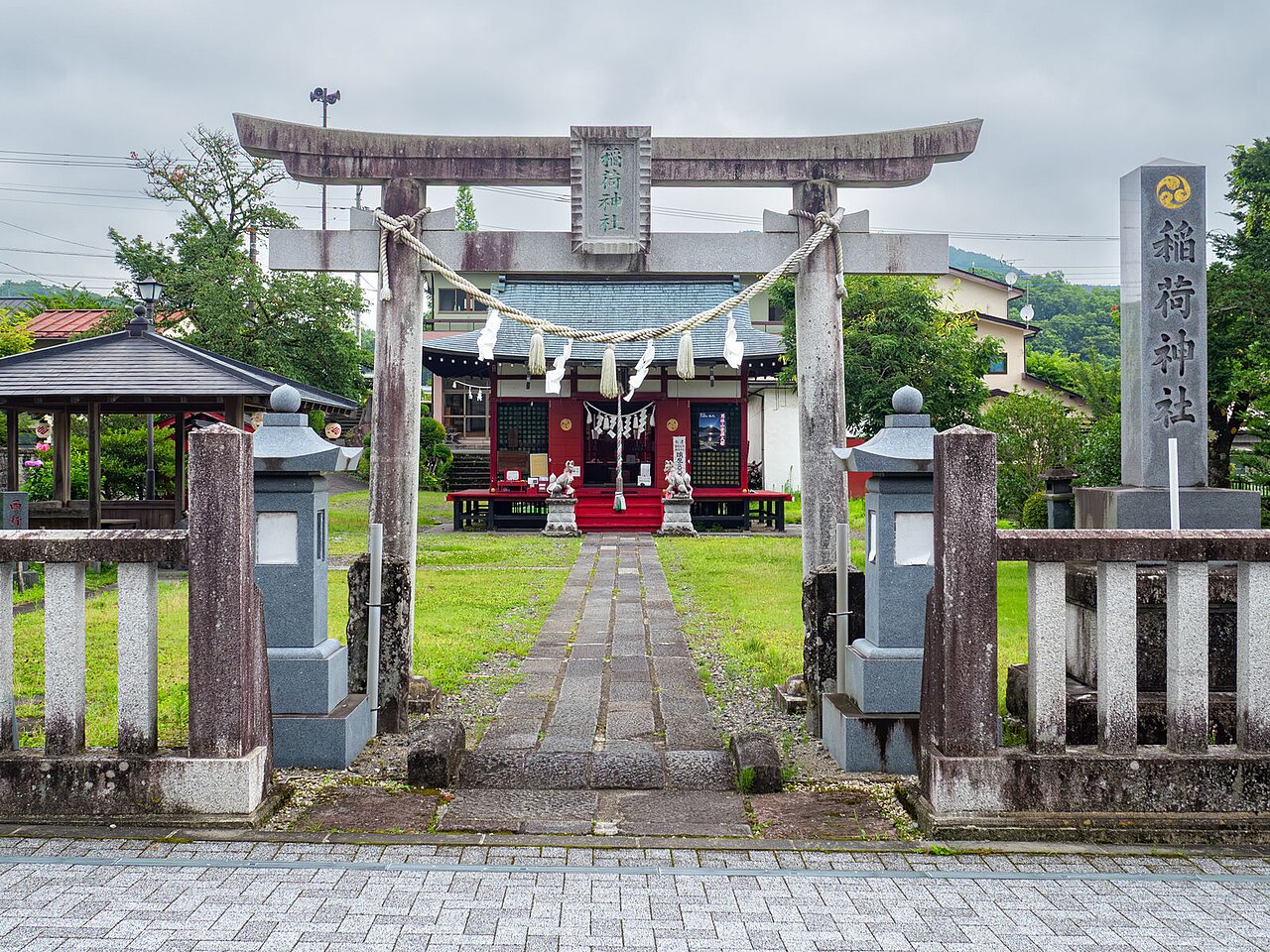鳥居と社殿
