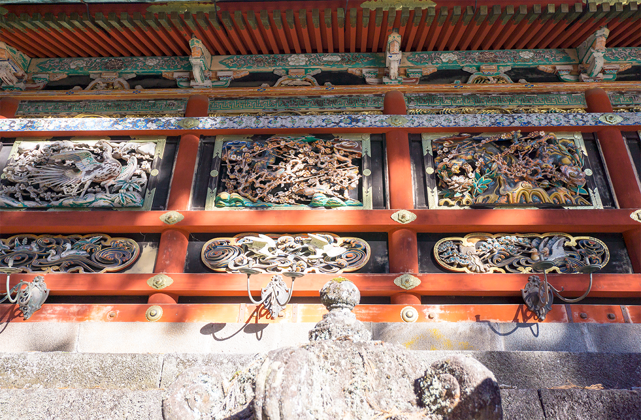 回廊の花鳥彫刻