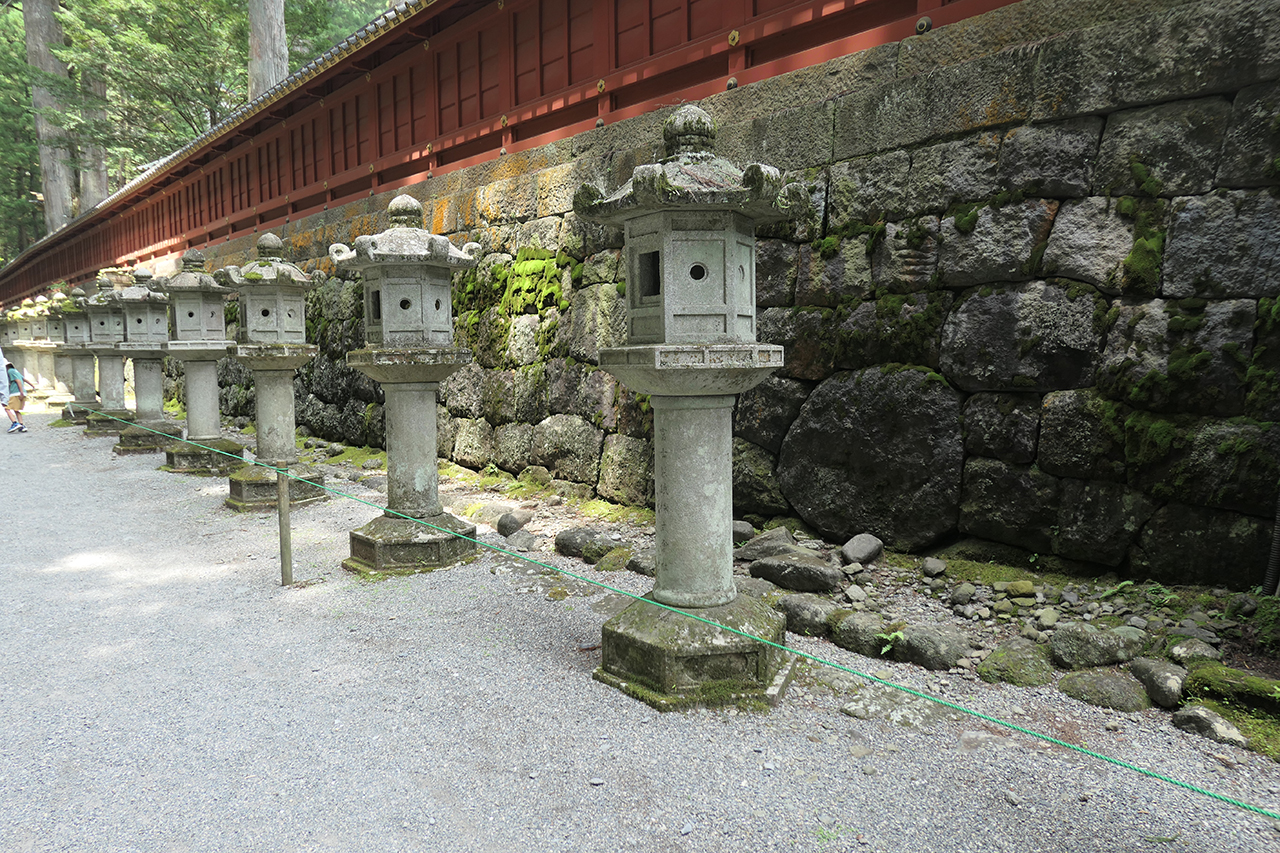 上新道の石灯篭