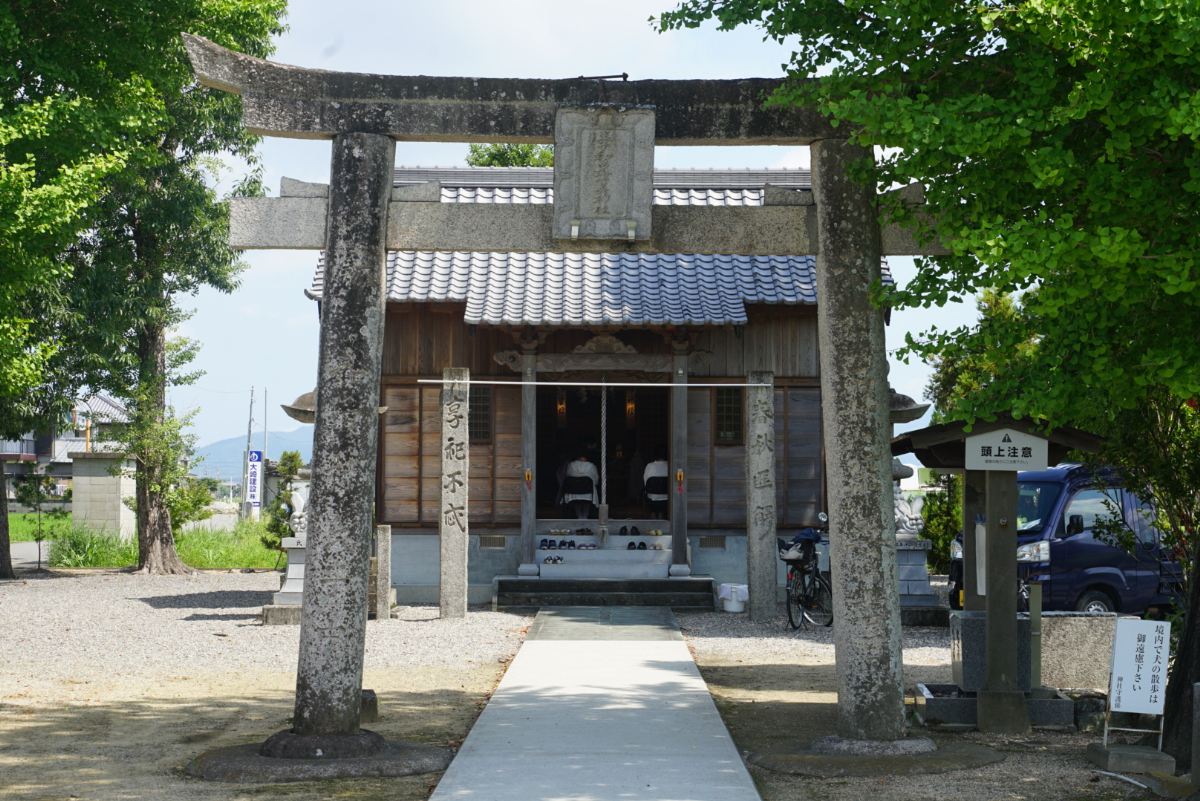 鳥居と拝殿