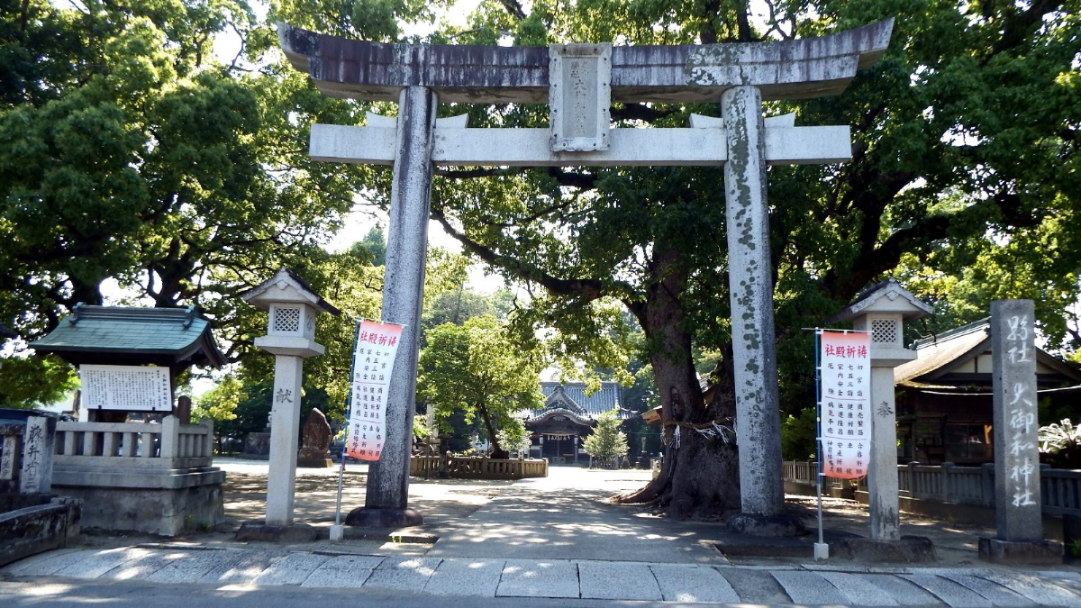 鳥居と拝殿
