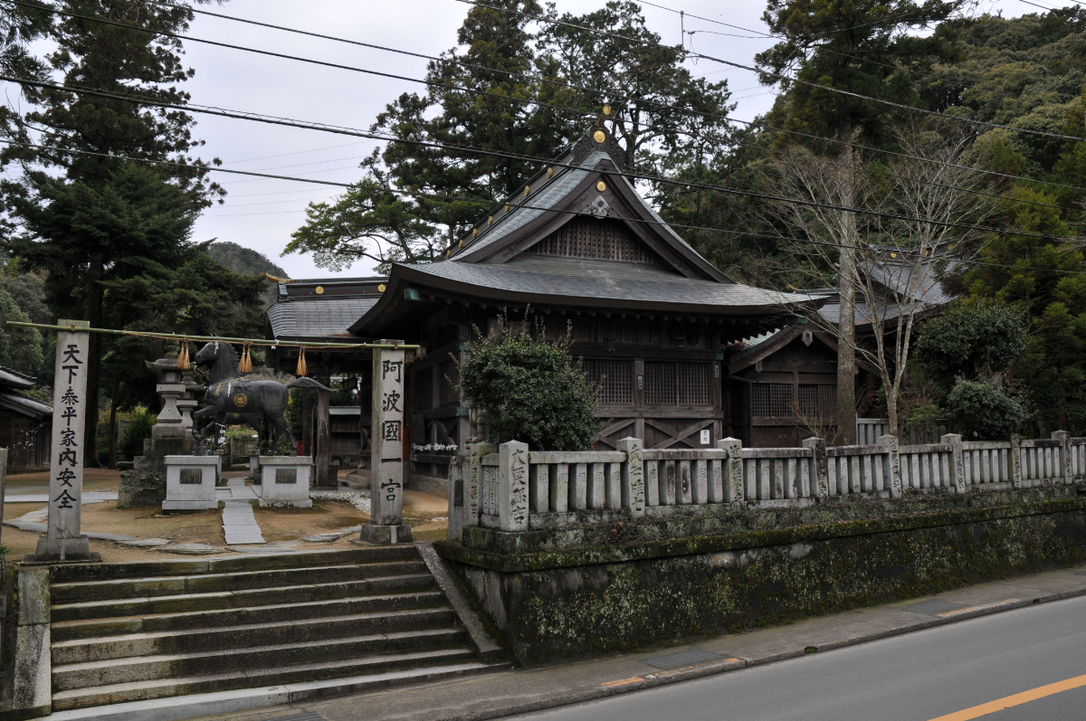 鳥居と社殿