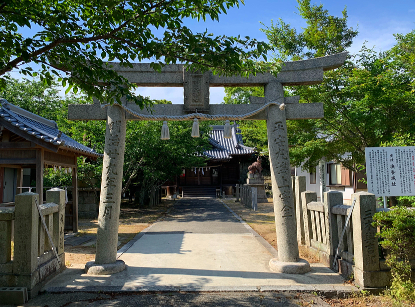 鳥居と社殿