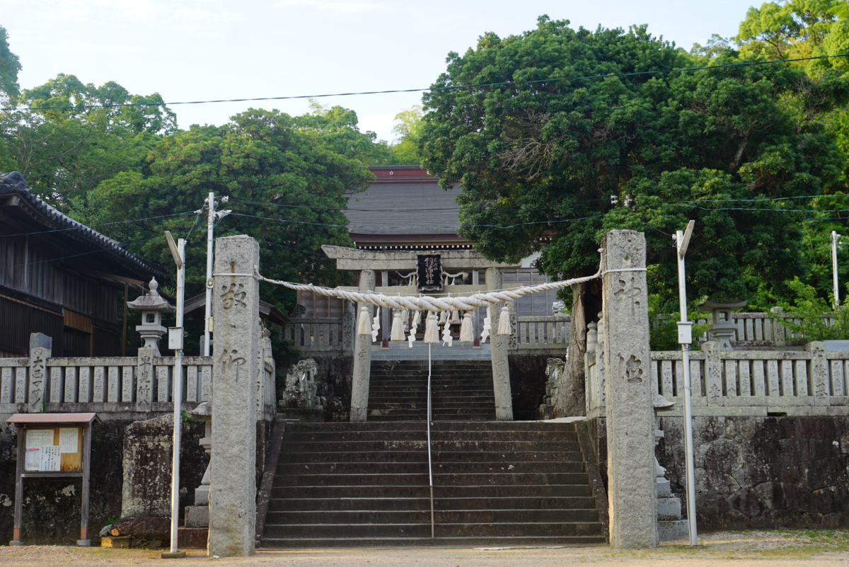 鳥居と社殿