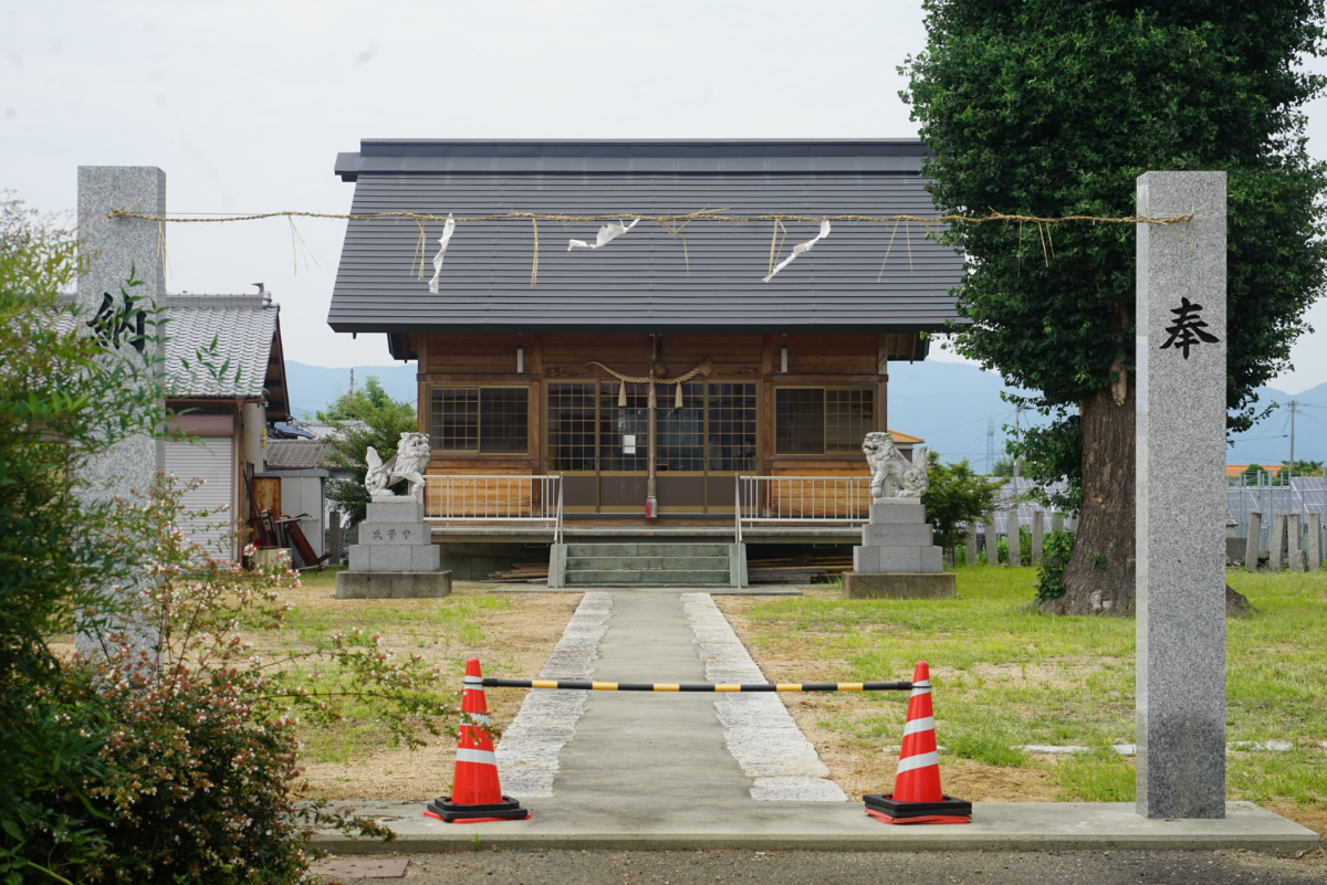 鳥居と社殿