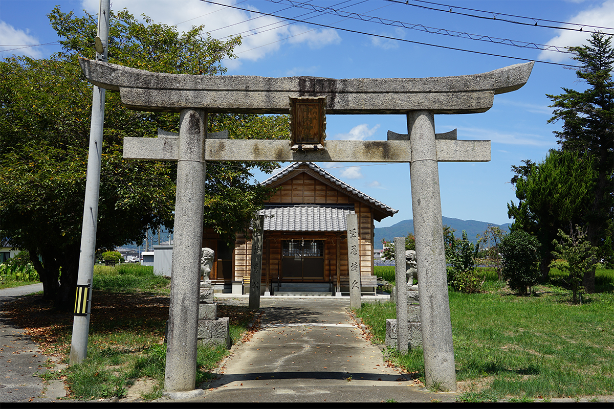 鳥居と社殿