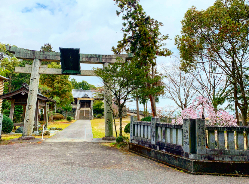 鳥居と社殿