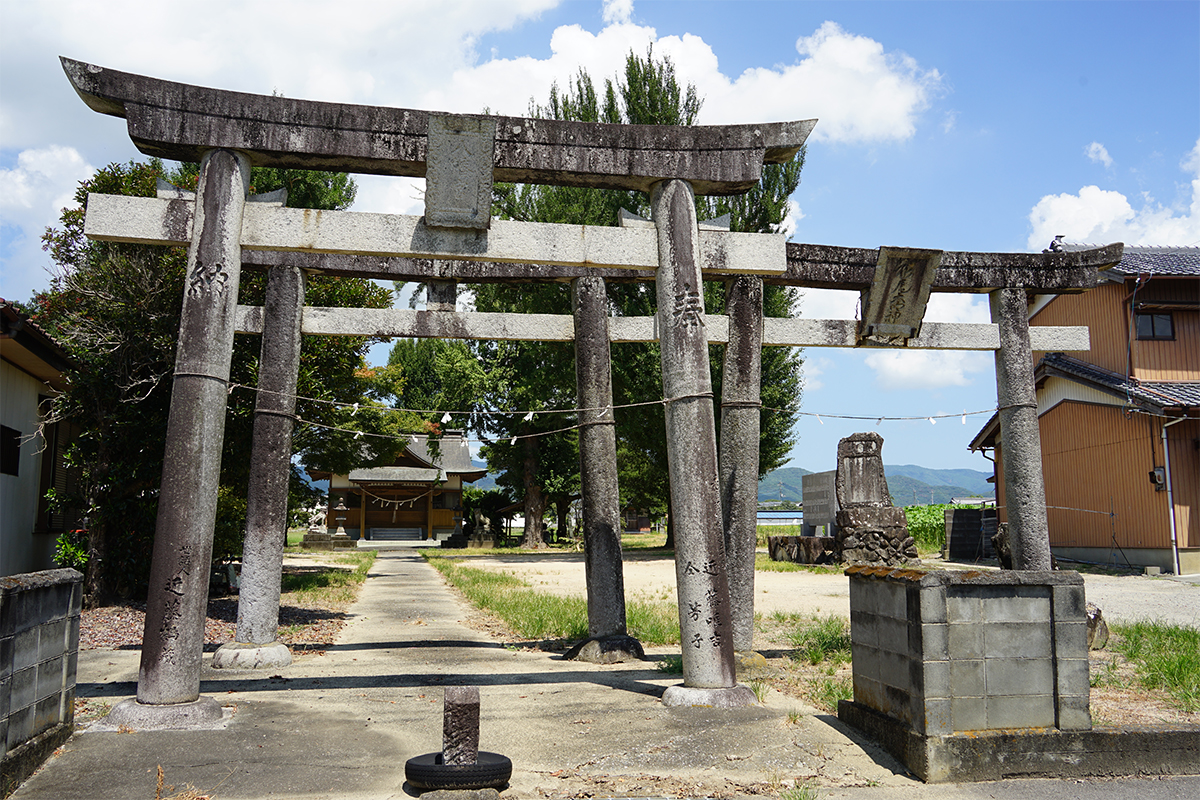 鳥居と拝殿