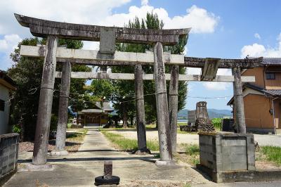 八幡神社 鳥居と拝殿