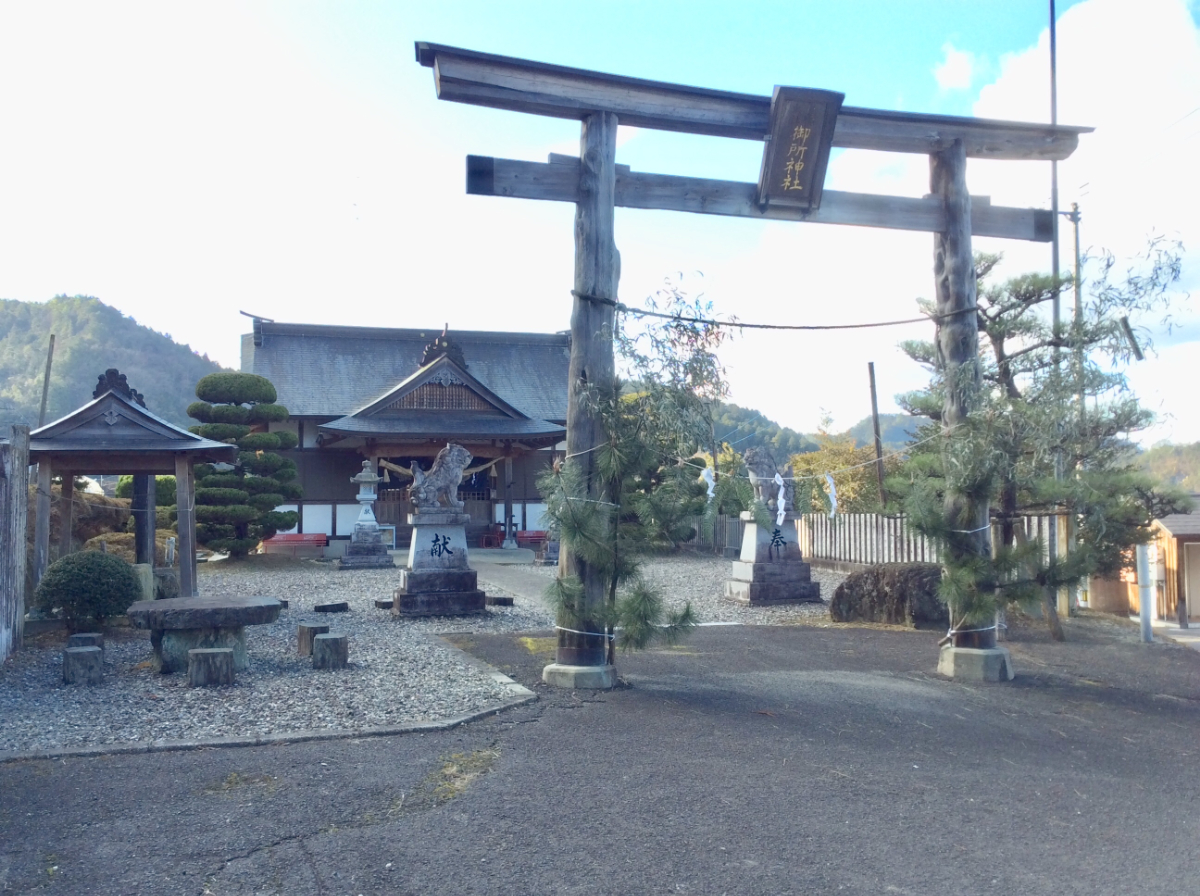 鳥居と拝殿