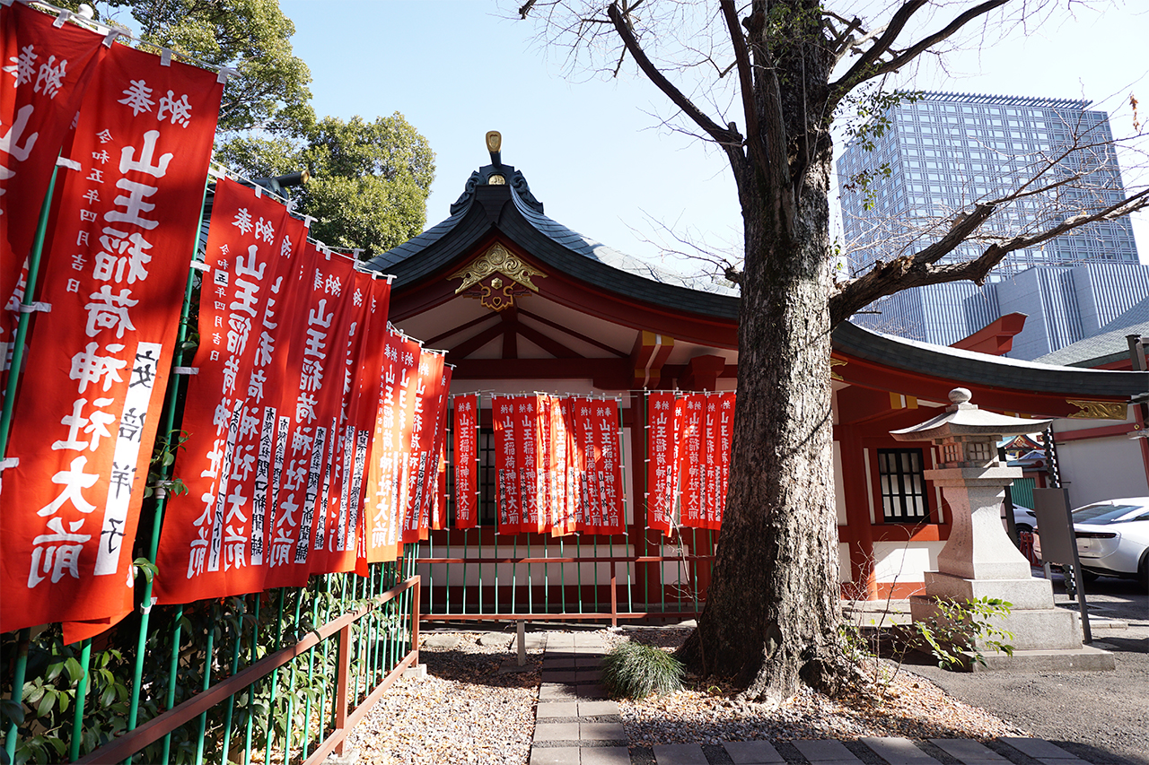 奉納された赤旗