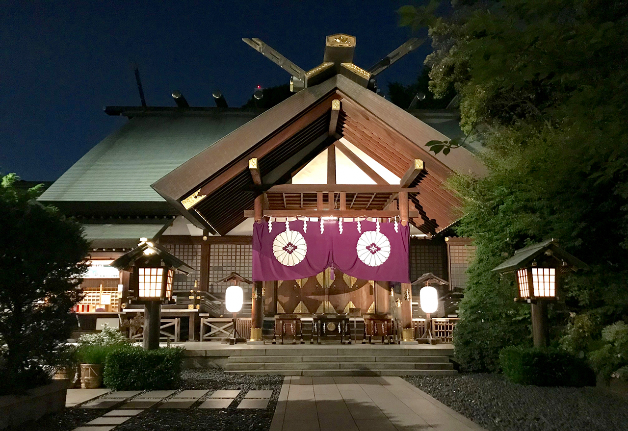 ライトアップされた拝殿