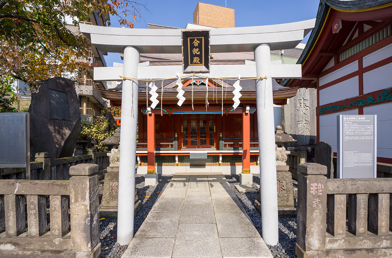 合祀殿（旧・籠祖神社）鳥居と社殿