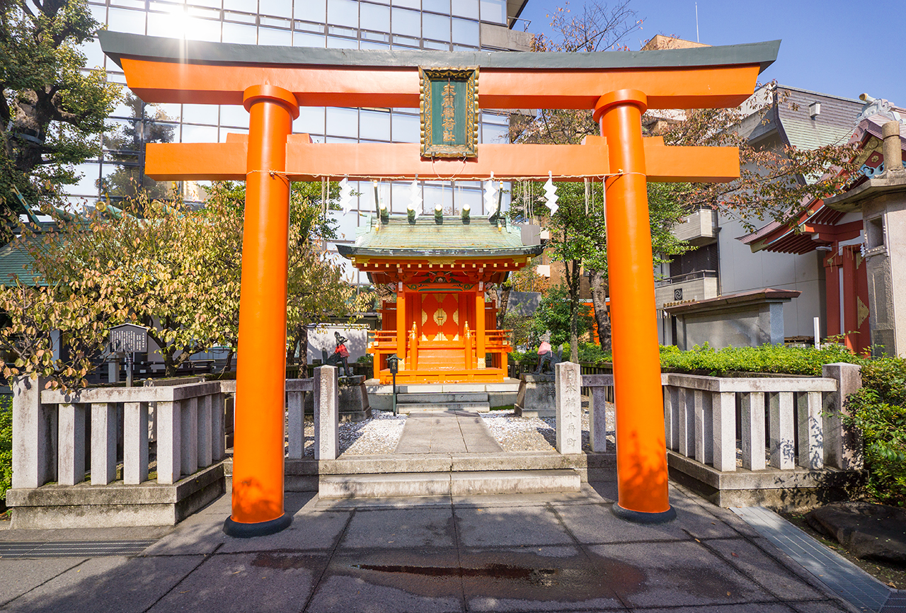 末廣稲荷神社 鳥居と社殿