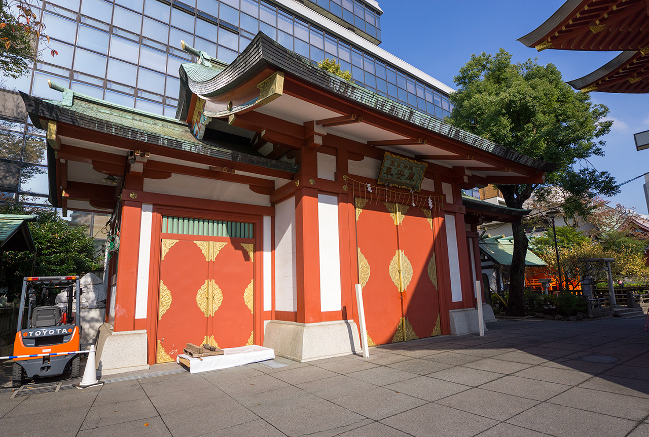 鳳輦神輿奉安殿 鳥居と社殿
