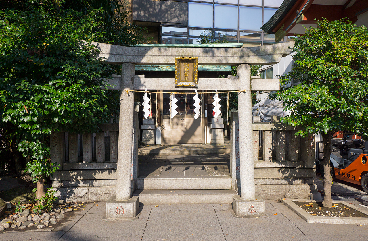 浦安稲荷神社 鳥居と社殿