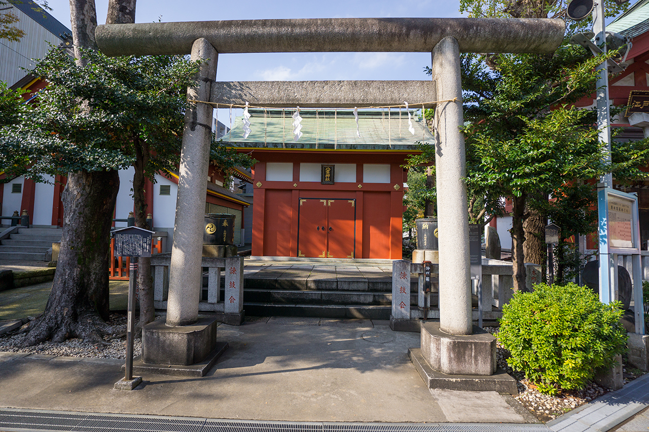 大伝馬町八雲神社 鳥居と社殿