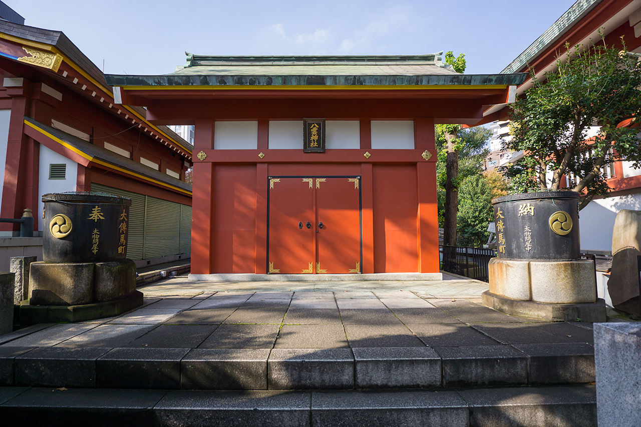 大伝馬町八雲神社 黒い鉄製の天水桶と社殿