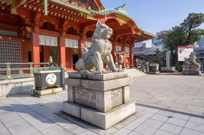 神田明神 横から見た2つの狛犬像