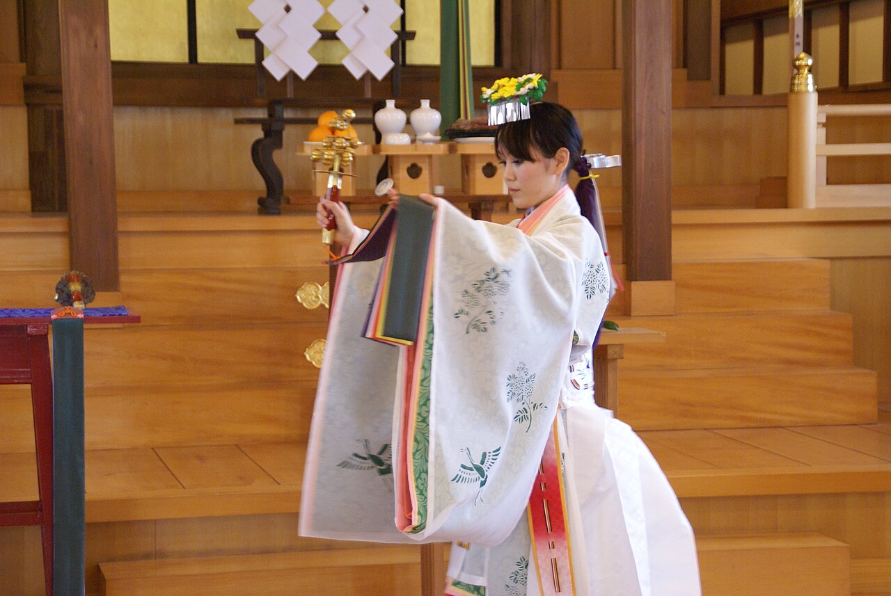 浦安舞 鈴舞（本装束）