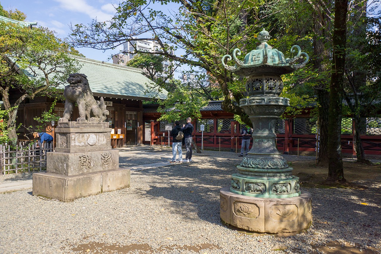 青銅燈籠と狛犬