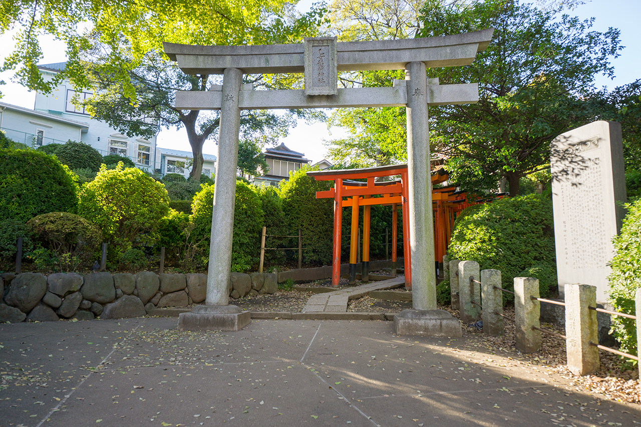 乙女稲荷神社入口の鳥居と千本鳥居 