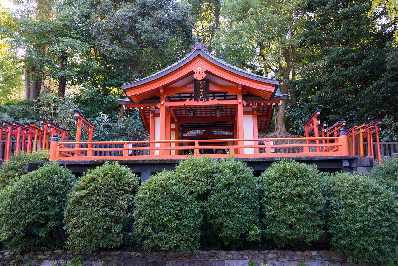 高台に鎮座する乙女稲荷神社