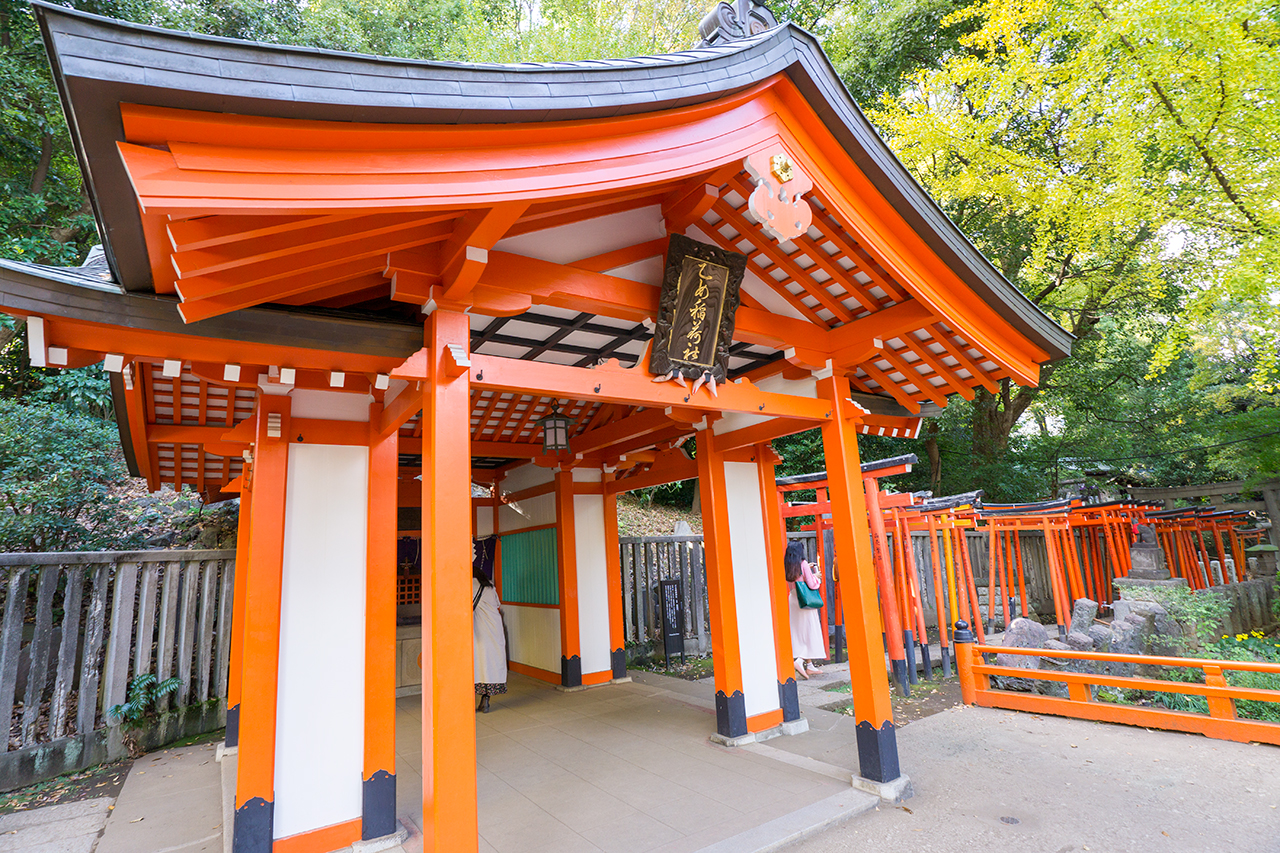 乙女稲荷神社社殿 斜めから 
