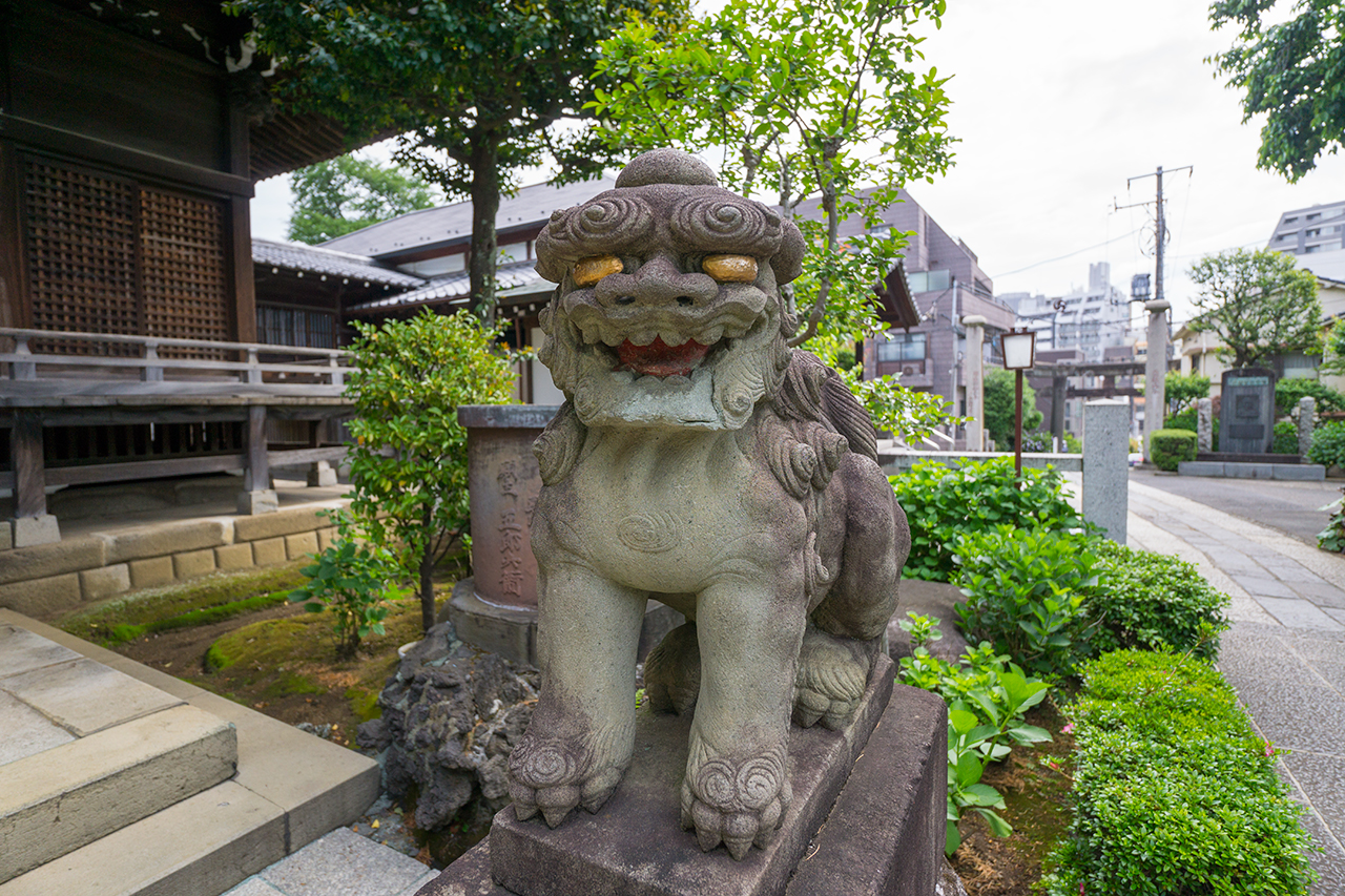 拝殿前の狛犬 右側