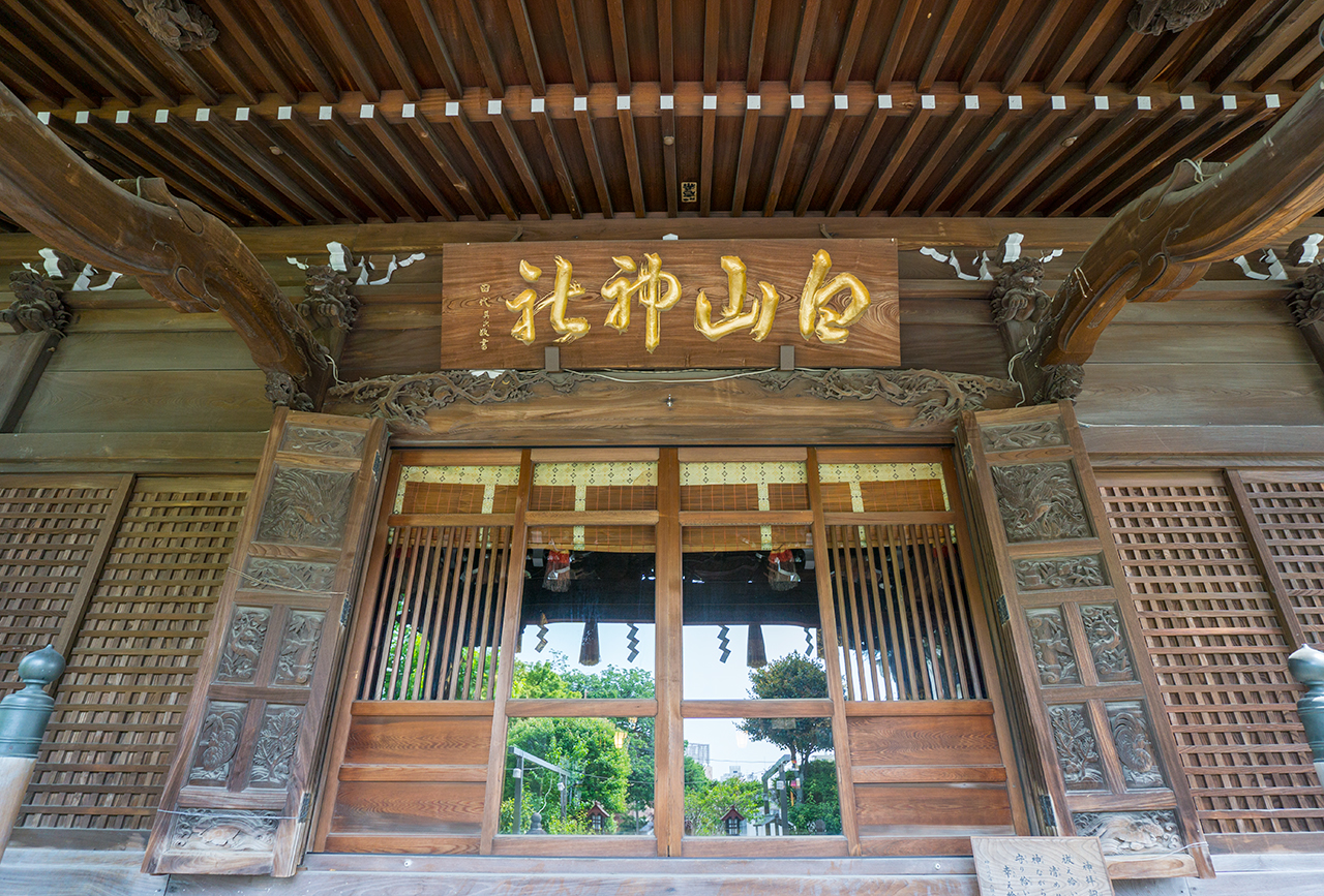 拝殿の扁額と彫刻