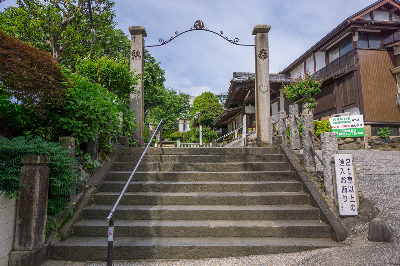 石段と注連柱