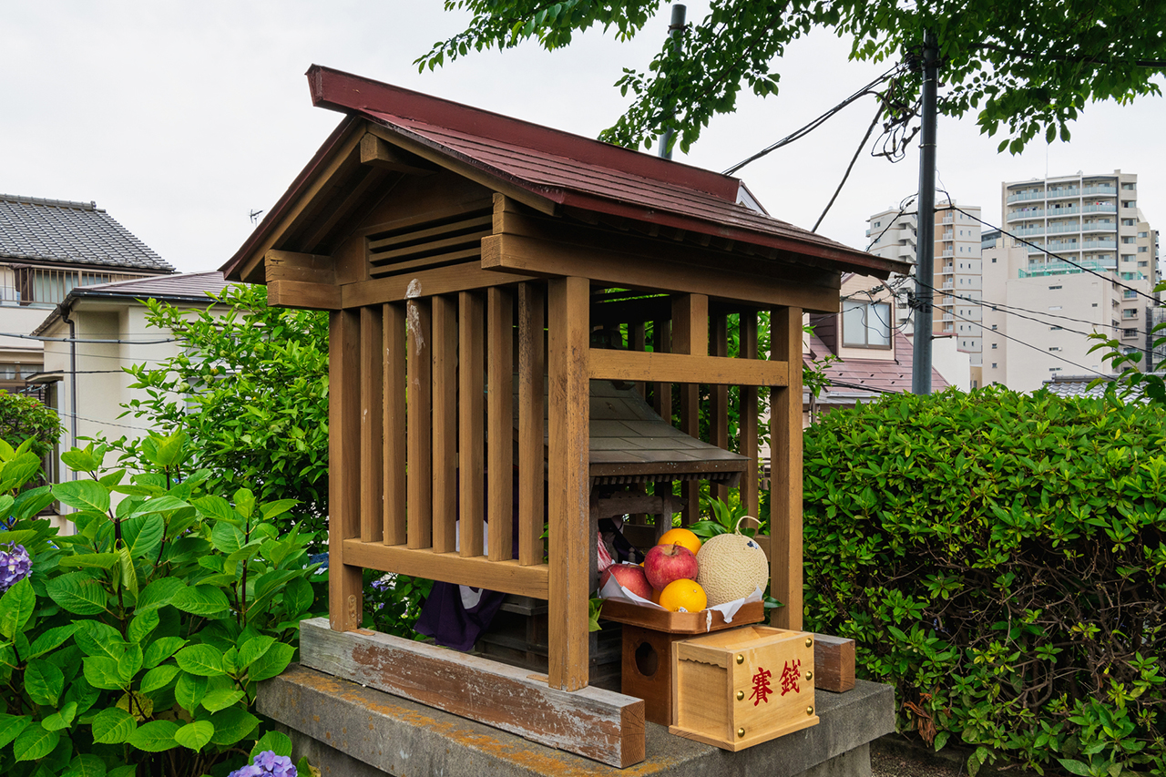富士塚の山頂の祠