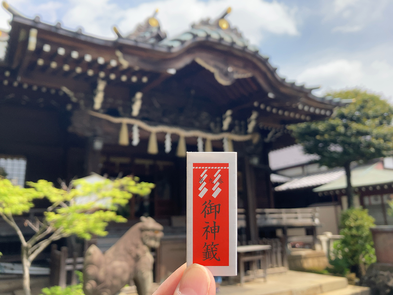 おみくじと拝殿