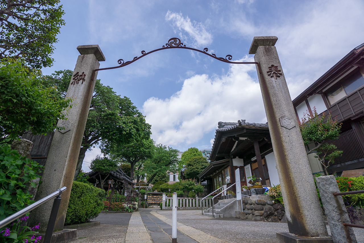 注連柱のアーチと三巴紋