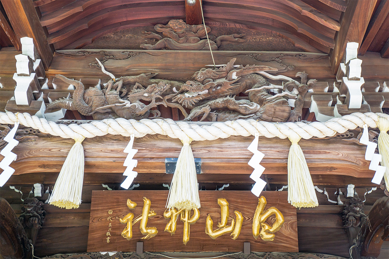 拝殿の龍の彫刻