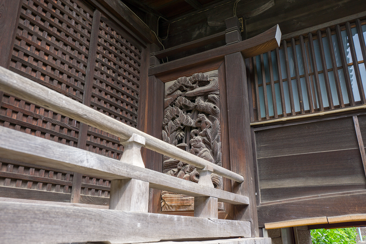 向拝脇の脇障子の彫刻
