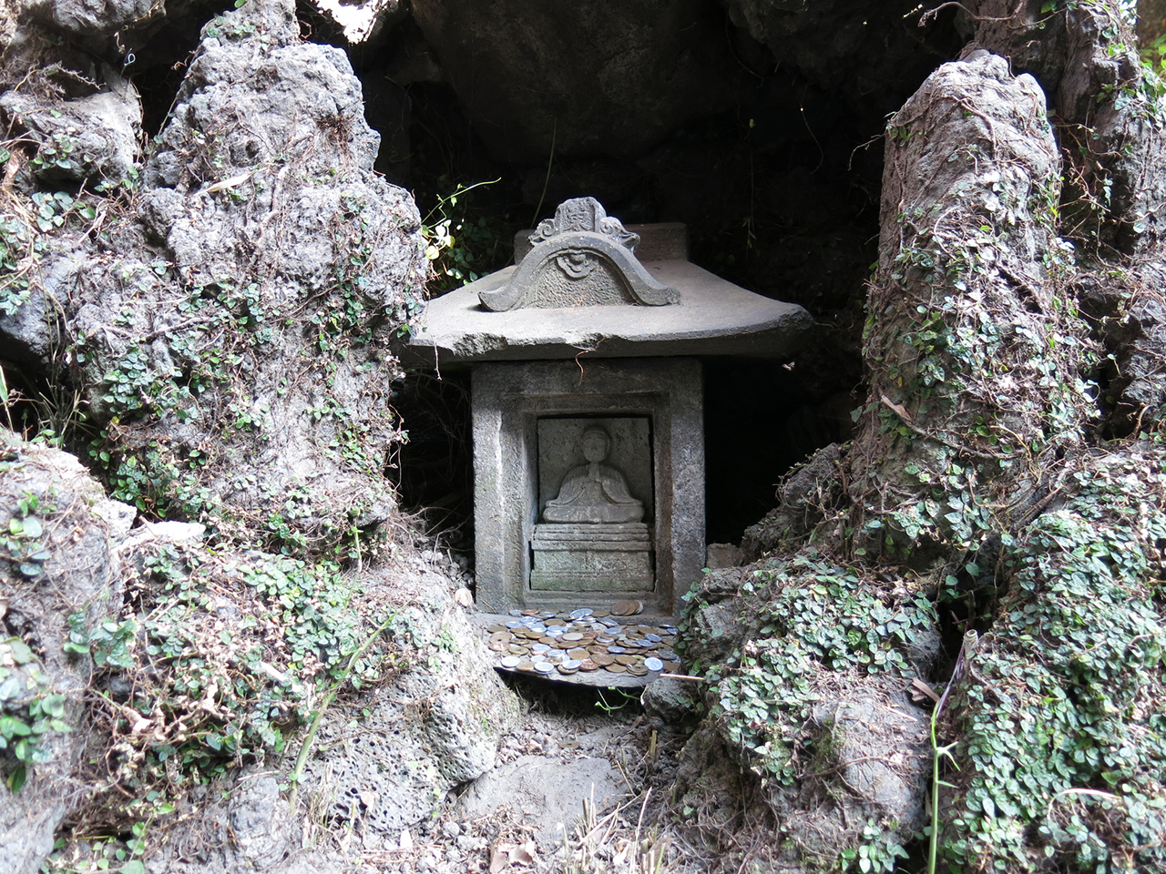 富士塚の藤原角行の像
