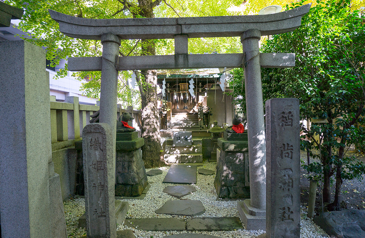 織姫神社・稲荷神社 鳥居と社殿