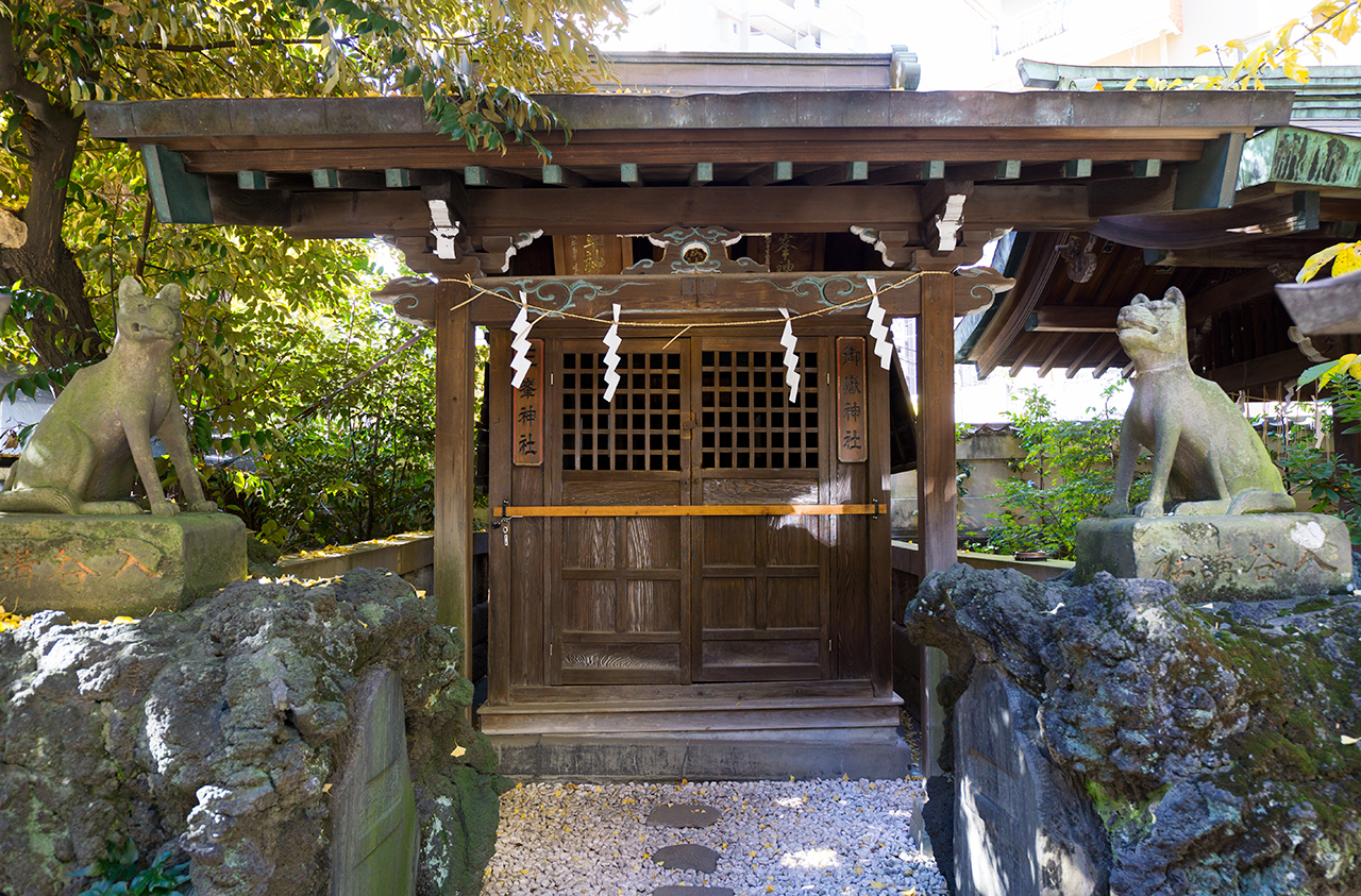 琴平神社・三峯神社・御嶽神社 社殿とオオカミ像 