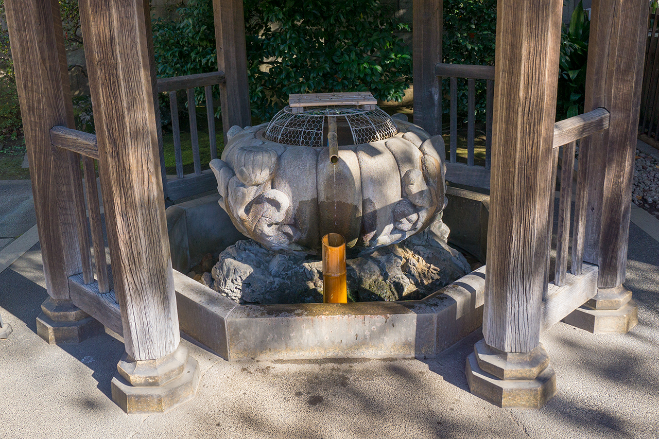 手水舎内部の彫刻