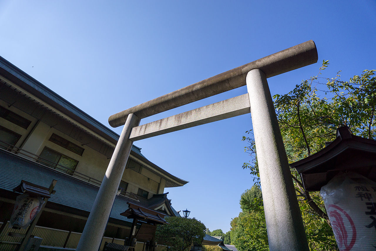 笠木と柱の色が違う鳥居