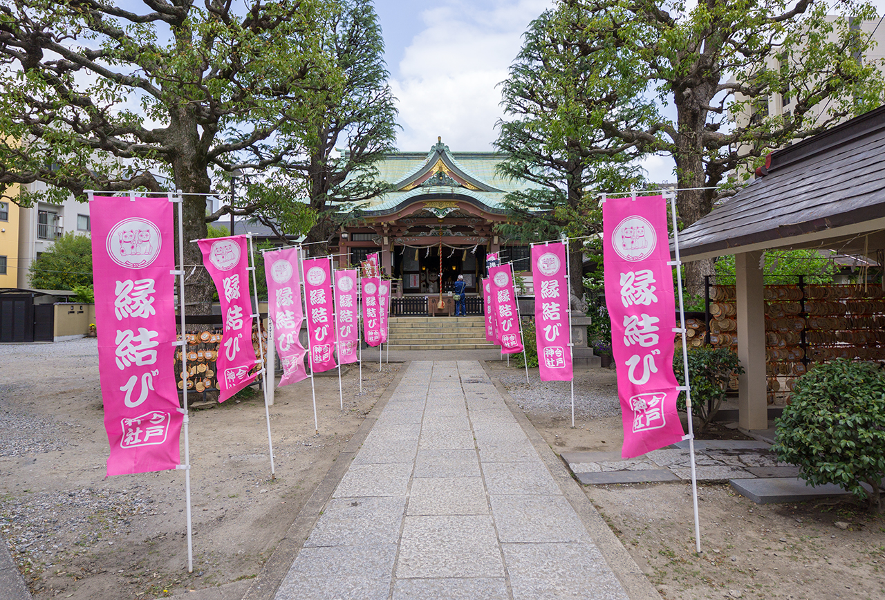 縁結びの幟と参道