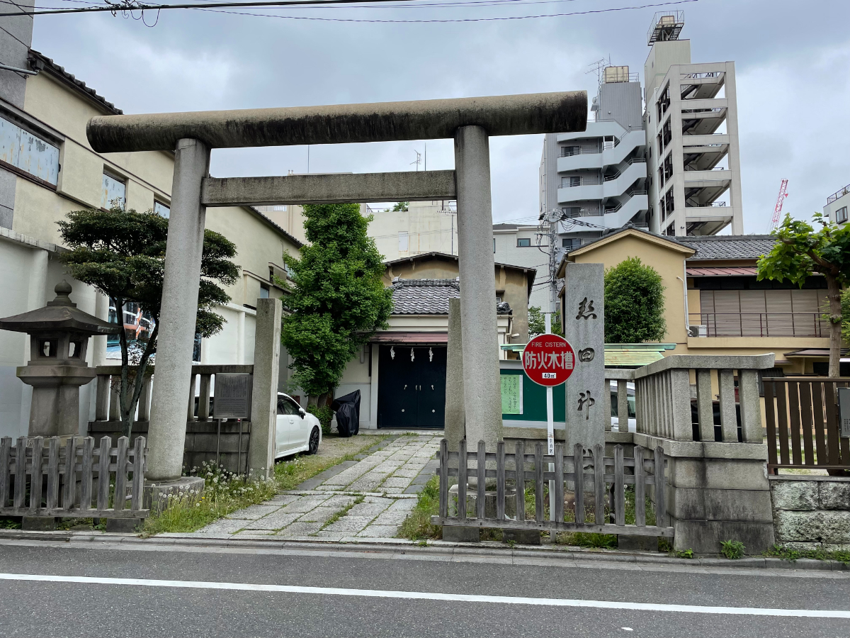 鳥居と拝殿